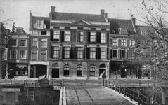 601621 Gezicht op de voorgevel van het N.V.-huis (Oudegracht 245) te Utrecht met op de voorgrond de Weesbrug.